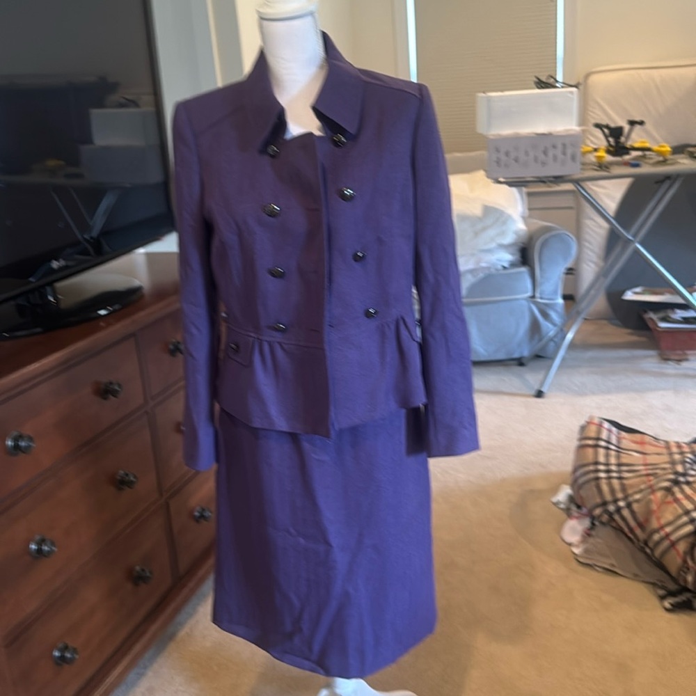 Tahiri suiting size 8. Great condition and looks great on!